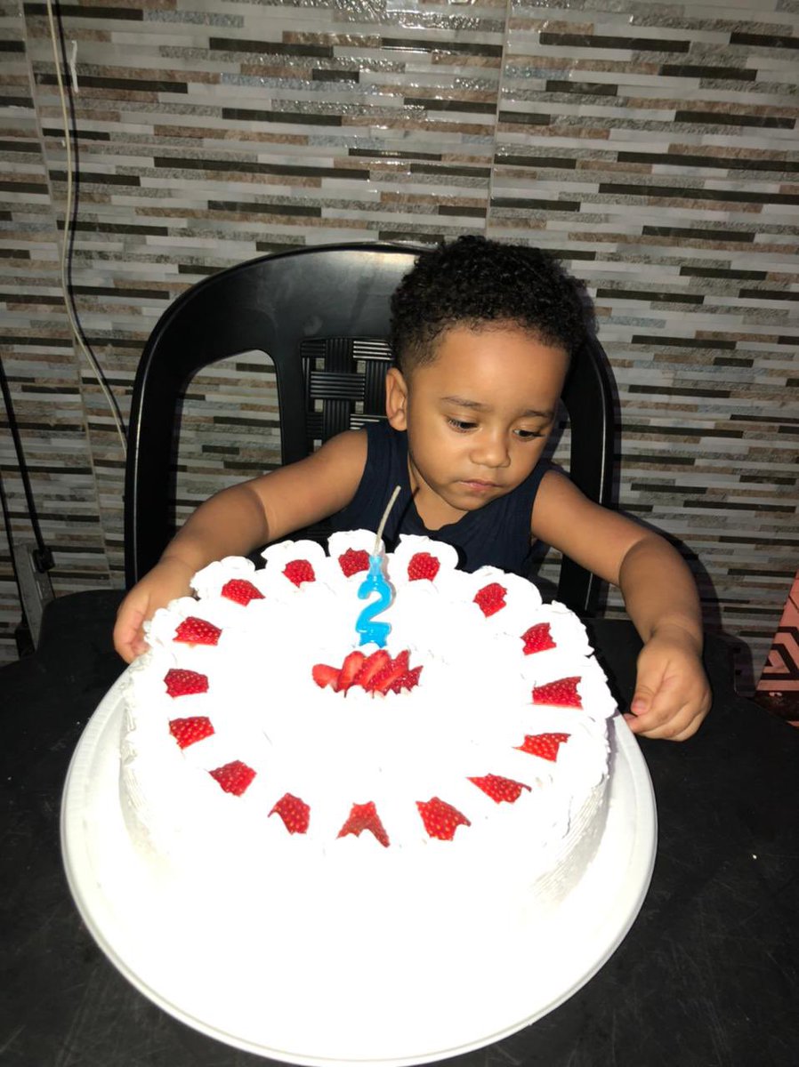 Beatrizemanoel's tweet photo. Esquecido de posta aqui😅 Sobre o dia 18/6 teve bolinho 00:00 é um café da tarde pra ele siiim😍😍🎉👏👏 Que venha Dia 9🎉🎉 Emanoel Felipe #Fez2👏👏👏🎉🎂🍻 https://t.co/vwUDFrwGDA