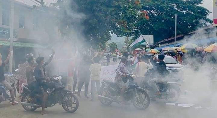 Young people from Moenyin protested by shouting, "We are behind you, Stay strong Shwe Mandalay"
#TogetherWithPDF #June23Coup
#WhatsHappeningInMyanmar