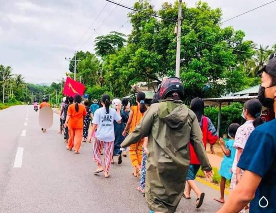 Locals from Launglon township took to the streets and peacefully protested against the Military Coup this early morning. #TogetherWithPDF  #June23Coup  #WhatsHappeningInMyanmar