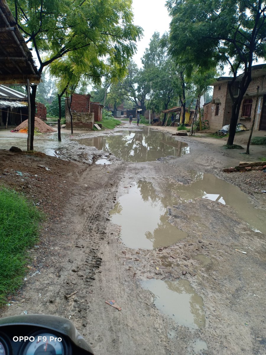 sharpquiz's tweet photo. योगी सरकार का सड़क पर गढ्ढा मुफ्त योजना का एक उदाहरण फुलेश से जैगहां रोड हालत की लोगो को बारीस में पैदल भी चलना मुश्किल हो गया है यहाँ के सांसद और बिधायक से कोई मतलब नहीं है
@rajbhar_sukhdev
@azad_sangeeta
#YogiAdityanath 
@myogiadityanath
@UPGovt
@uppwdofficial https://t.co/xzbia564Xy