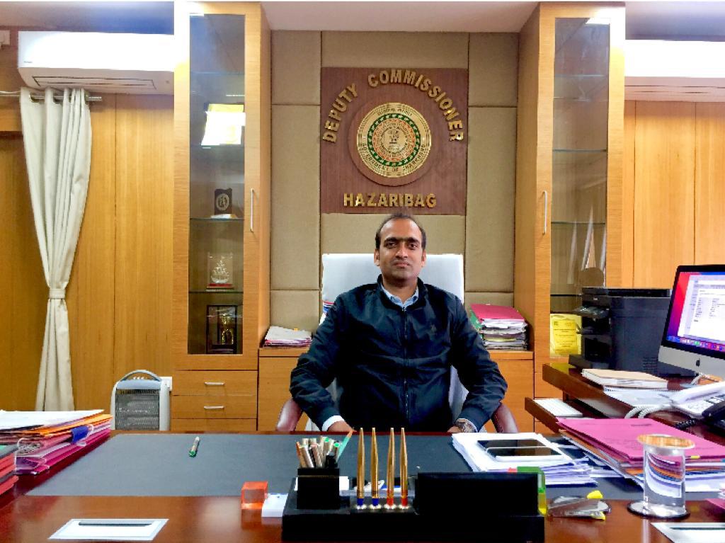 जिले में कोरोना संक्रमित मरीजों की संख्या में कमी आयी है। अब हजारीबाग में केवल 98 Active Cases है, लेकिन आने वाले कुछ माह तक हमें #COVID अनुरुप व्यवहार का कढ़ाई से पालन करना है और किसी तरह की कौताही नहीं बरतनी है।
<a href="/HemantSorenJMM/">Hemant Soren</a>