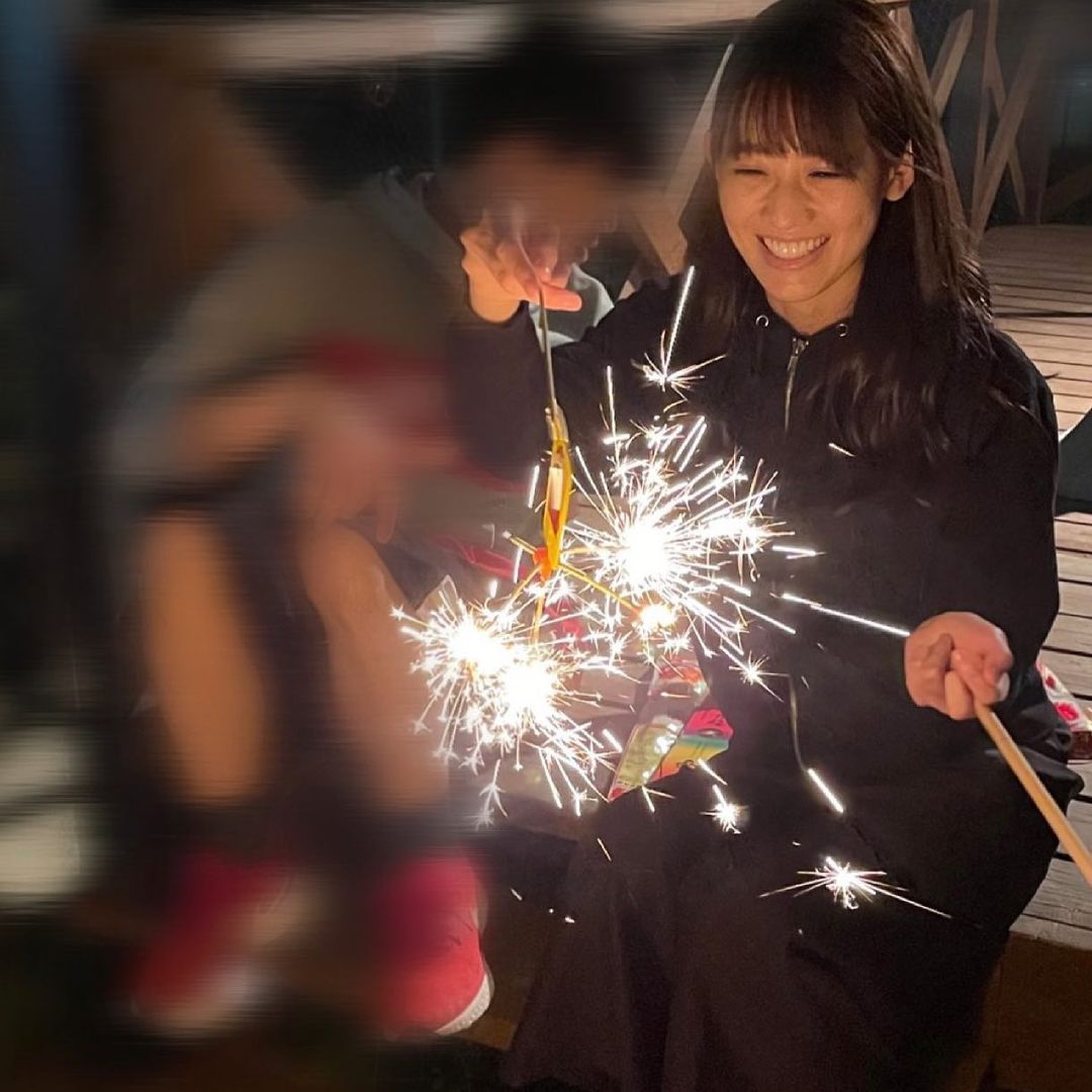 تويتر Teamshachiインスタ通知 على تويتر T Co F7eiskhb6u 秋本 帆華のインスタが更新されました 自動投稿 Teamshachi 鯱 実は今年家族で３回も花火してるんだ 線香花火って儚いのに みんなでやるとなんであんなにも白熱するのでしょう 笑 中