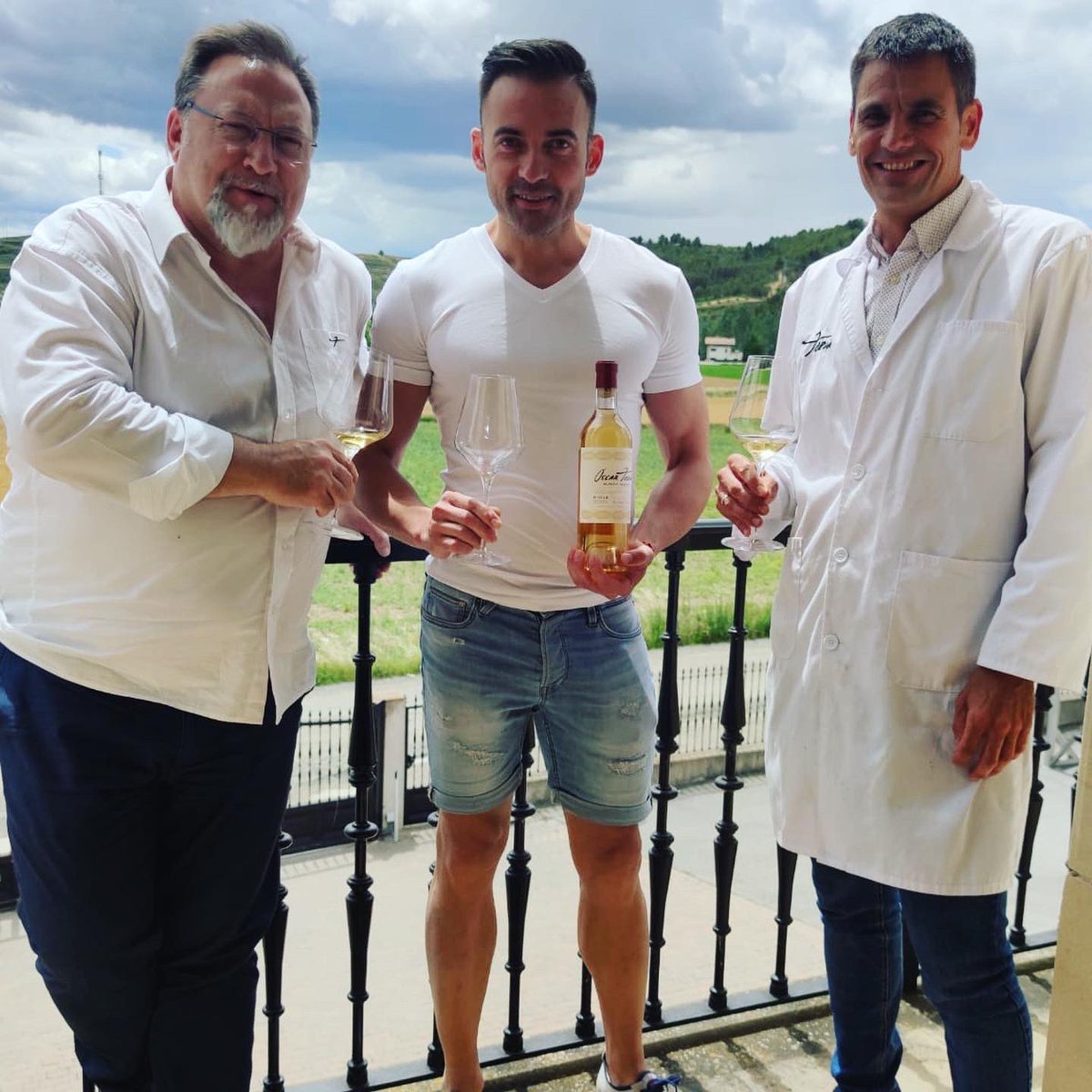 Hace unos días tuvimos la oportunidad de recibir en bodega a Vicente Herrero de Vinoteca Vides un gran amante de nuestro vino Óscar Tobía Blanco Reserva. Pese a su fama siempre supo lo que quería y lo materializo a través de su vinoteca.

¡Gracias por venir a nuestra casa!
