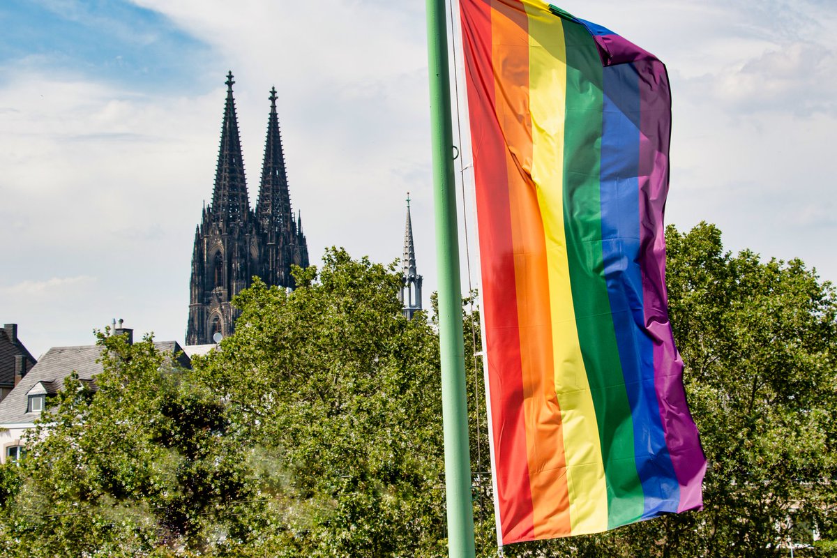 Heute ist es Zeit (Regenbogen-) Farbe zu zeigen. 🏳️‍🌈 Da machen wir von <a href="/CityNEWS_Koeln/">CityNEWS Köln</a> natürlich gerne mit und möchten ein Zeichen für mehr Toleranz, Akzeptanz und gegen Diskriminierung setzen. 🥰

#Pride #Proud #Regenbogen #Koeln #GERHUN #MuenchenMachtEsTrotzdem #LGBTQI #CityNEWS