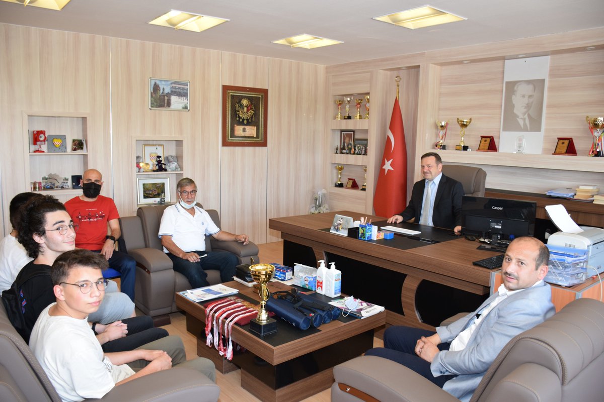 Okul Sporları Türkiye Online #Satranç Turnuvası Gençler kategorisinde Süleyman Demirel Fen Lisesi takım halinde birinci oldu.
İl Müdürü <a href="/feyzullahdereci/">Feyzullah DERECİ🇹🇷</a>, sporcuları tebrik ederek kupa ve madalyaları takdim etti.
afyon.gsb.gov.tr/HaberDetaylari…

<a href="/kasapoglu/">Dr. Mehmet Kasapoğlu</a> <a href="/gencliksporbak/">Gençlik ve Spor Bakanlığı 🇹🇷</a>