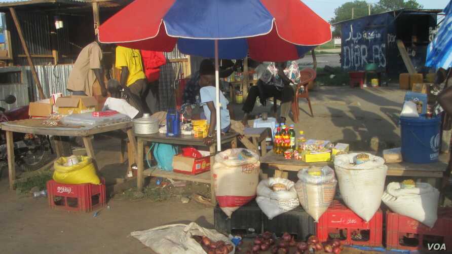 RadioMiraya's tweet photo. Traders in Bor main market announce a one-week strike effective today, following concerns over operations of businesses in the market. @unmissmedia
#SSOT #SouthSudan 
Pic: VOA https://t.co/vBDLqCw75J