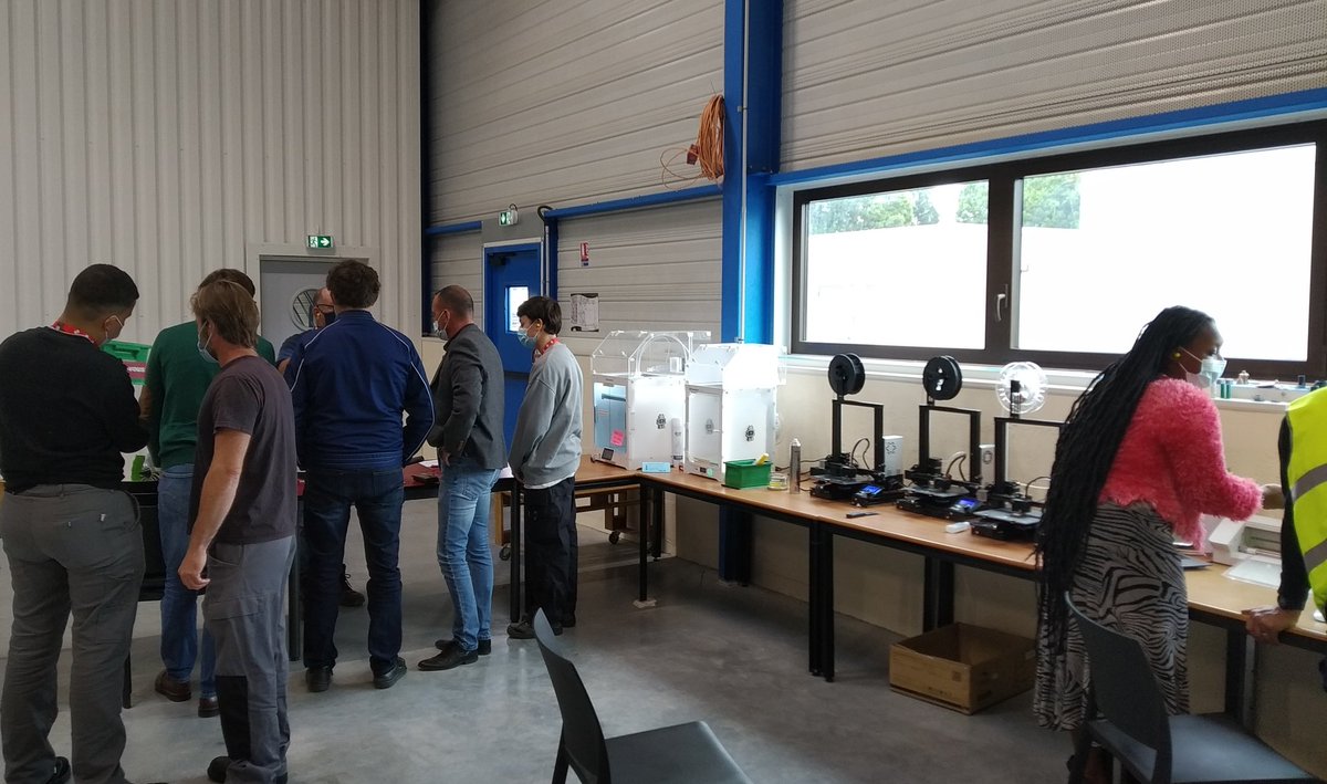 BlueLab44's tweet photo. En direct de la #famat #SaintNazaire pour une journée démo au plus près des équipes. Une belle expérience pour nos jeunes stagiaires #usinage de #brosso qui se font un plaisir d'expliquer les avantages du prototypage via #impression3D https://t.co/Kl78Ri72WC
