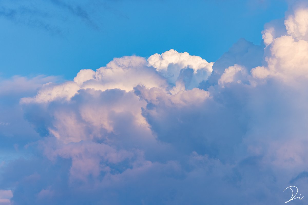 usalica's tweet image. もう夏の雲が出てるね。