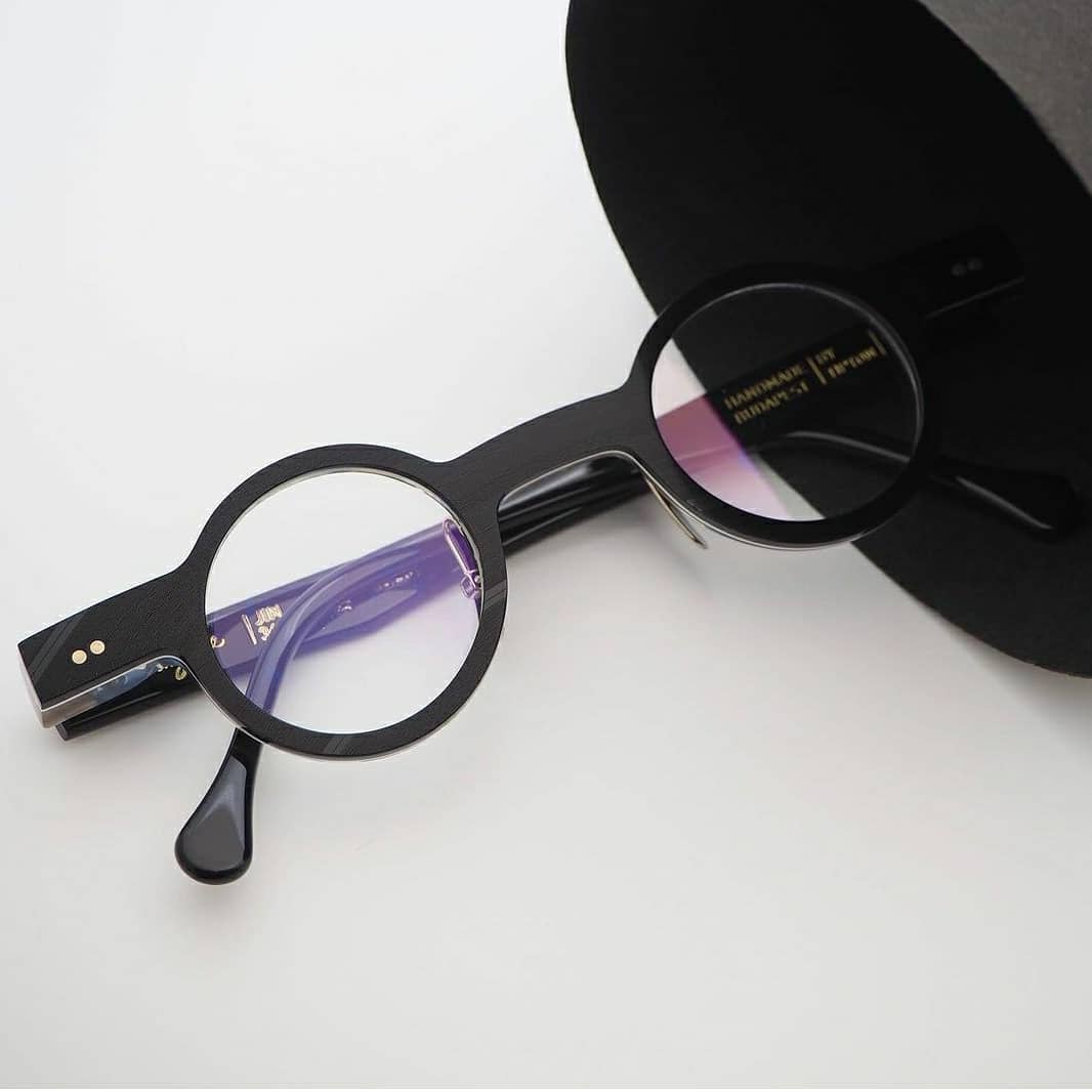 New Vinylize Jin as a part of our first alternative fit collection. Adjustable titanium nose pads offer greater versatility in fit! 
Music is universal and Vinylize should be as well! 
#roundglasses #wearthemusic #vinylizeeyewear #vinylize