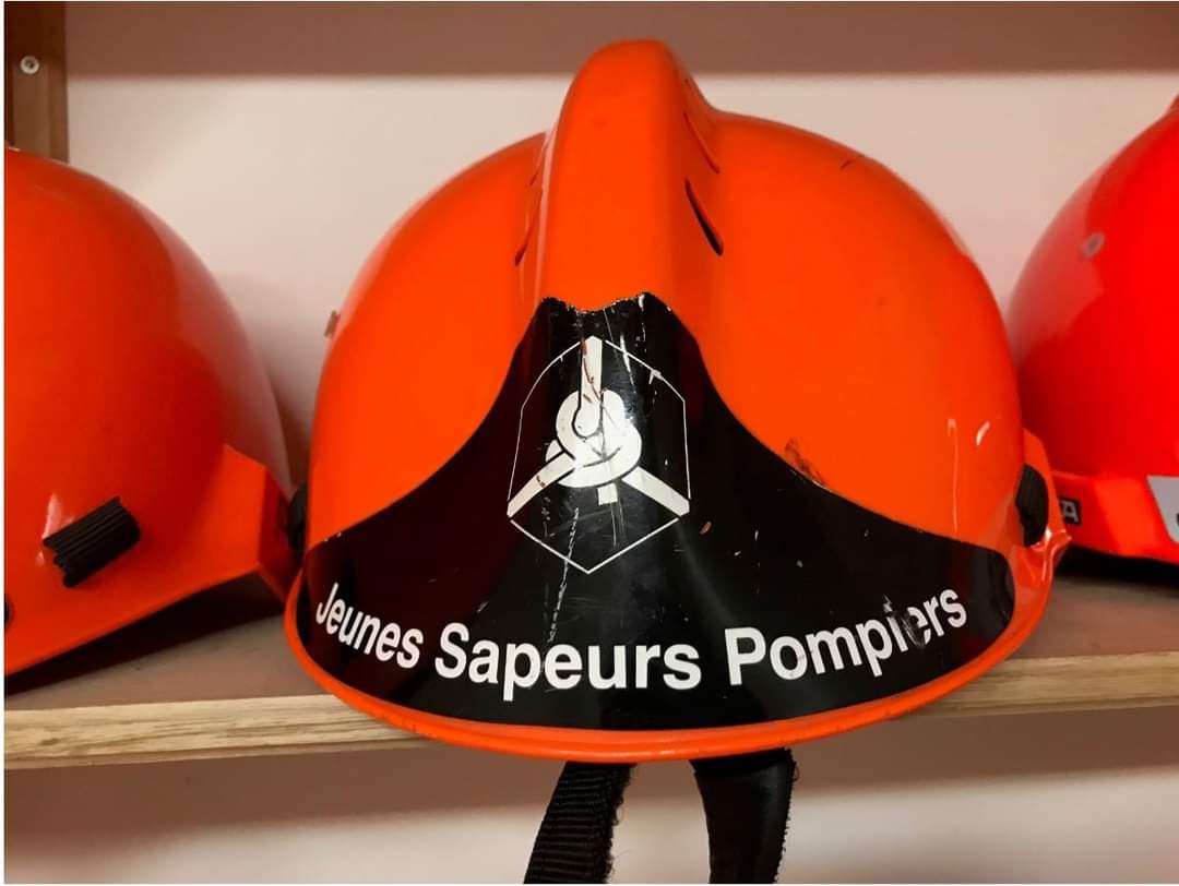 renebauruel's tweet photo. Nous étions hier soir à la caserne de Champdeniers en compagnie de notre remplaçant Patrick Pétorin et du chef de centre Damien Bluteau. Merci à lui pour cette visite, ainsi qu'aux 34 sapeurs-pompiers volontaires et aux 11 JSP pour leur engagement 🚒 #AutizeEgray https://t.co/bgXfwQvGe5