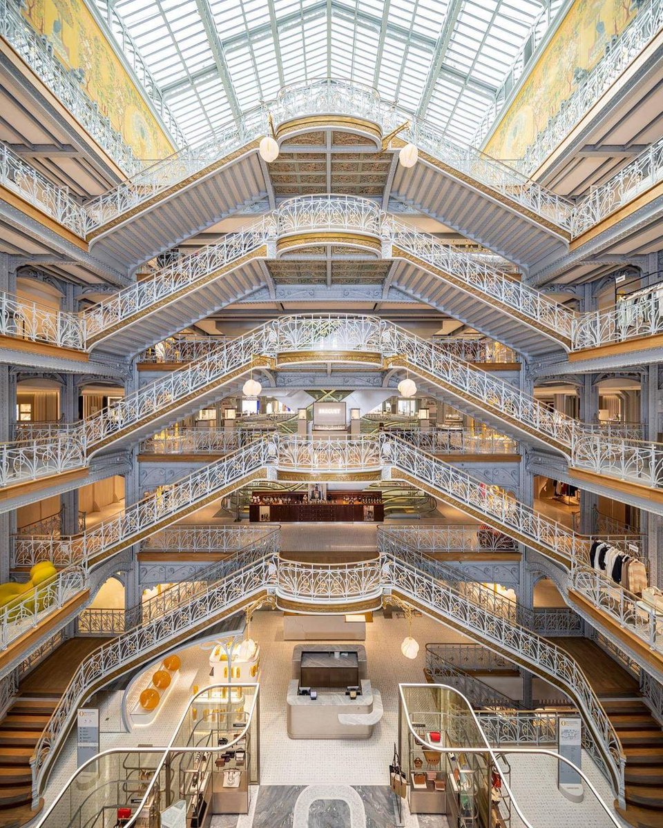 viewsfrance's tweet photo. Le central commercial parisien "La Samaritaine" rouvre enfin ses portes, après seize ans de travaux de rénovation et 750 millions d'euros investis.

Cet espace de 20 000 m2 va réunir 600 marques dont Stone Island, Off-White, Maison Margiela, Thom Browne ou encore Acne Studios. https://t.co/X2XLuE5hxZ