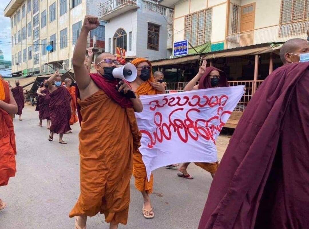 june_sat2's tweet photo. 23.6.201 In Mandalay, Sangha Union is peacefully protesting against the coup regime despite the Tight Security Force.

#TogetherWithPDF 
#June23Coup 
#WhatsHappeningInMyanmar https://t.co/Yef8YQQOVe