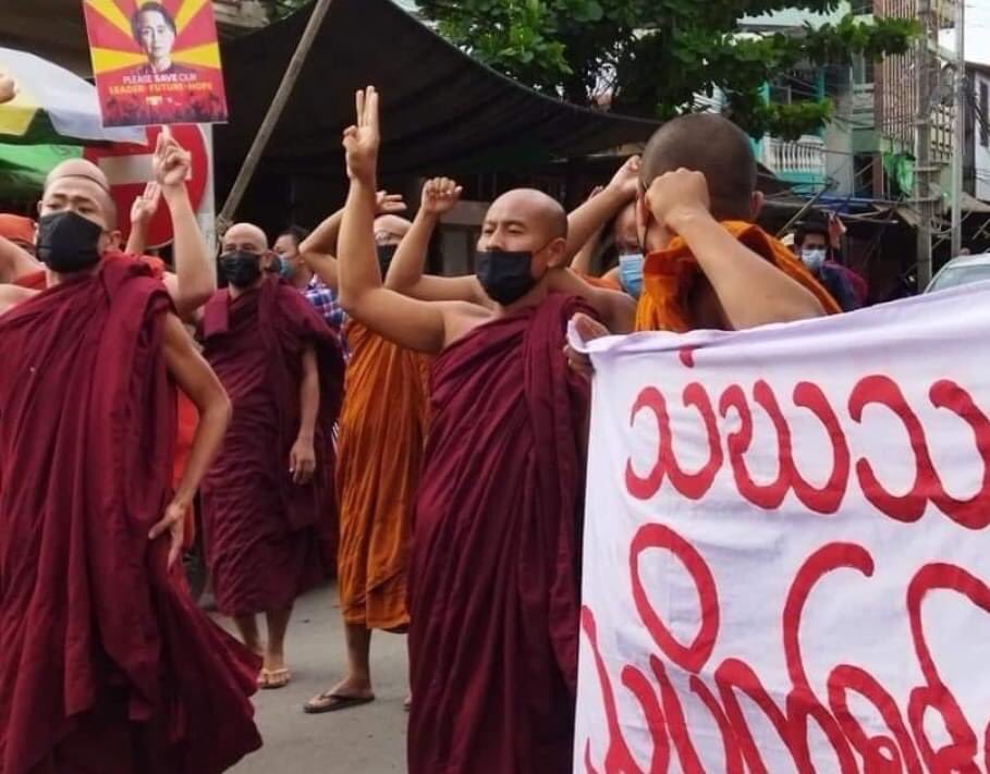 june_sat2's tweet photo. 23.6.201 In Mandalay, Sangha Union is peacefully protesting against the coup regime despite the Tight Security Force.

#TogetherWithPDF 
#June23Coup 
#WhatsHappeningInMyanmar https://t.co/Yef8YQQOVe