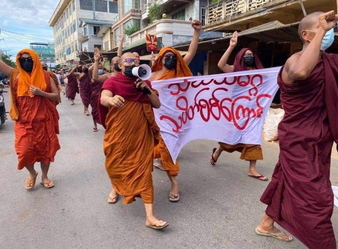 june_sat2's tweet photo. 23.6.201 In Mandalay, Sangha Union is peacefully protesting against the coup regime despite the Tight Security Force.

#TogetherWithPDF 
#June23Coup 
#WhatsHappeningInMyanmar https://t.co/Yef8YQQOVe