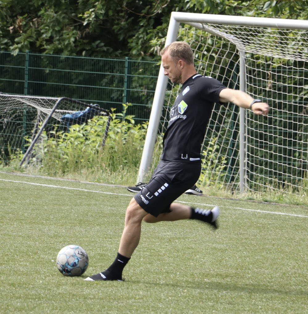 Lars Jacobsen smider da bare skoene og laver et indlæg under træningen i Rønne. <a href="/hbkogedk/">HB KØGE A/S</a> #dkfodbold #fck