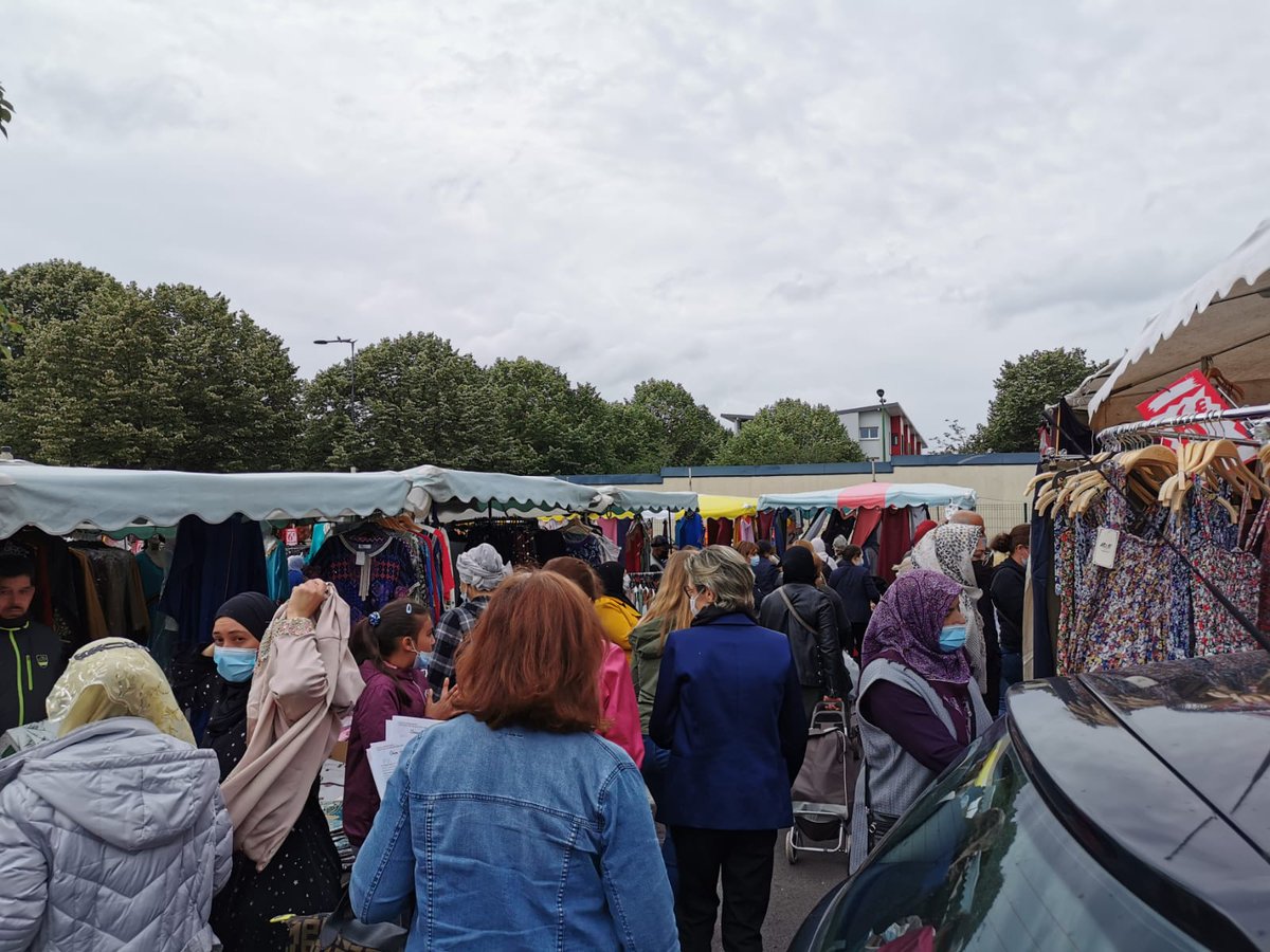 De beaux échanges sur le marché de Saint-Etienne-du-Rouvray avec <a href="/LeaPawelski/">LeaPawelski</a> et <a href="/V_Beregovoy/">V_Bérégovoy</a> ce matin autour de l'importance de se rendre aux urnes dimanche prochains pour porter notre espoir d'alternance sociale, écologique et républicaine en #Normandie pour les #Regionale2021