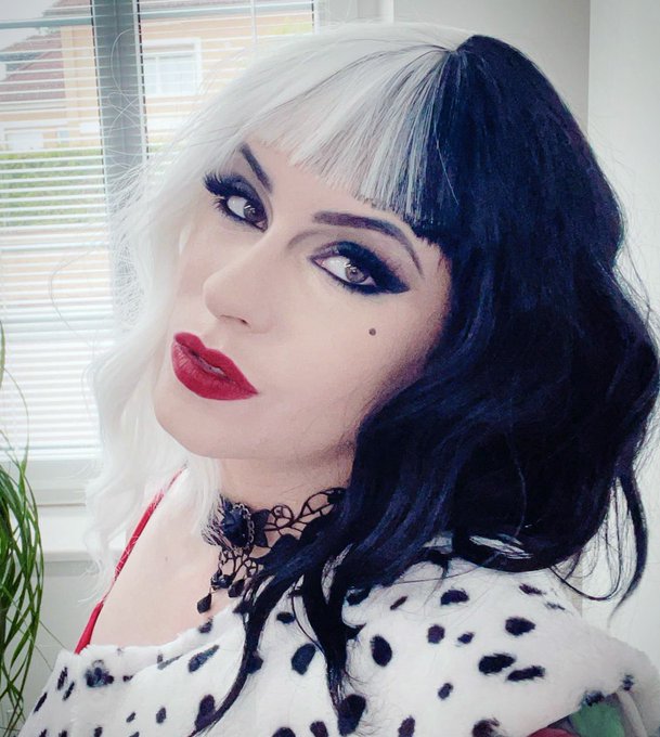 Who did it better? #CruellaDeVil or #AnnadeVille ? 🖤🤍❤️ @VRCosplayX https://t.co/LwsYMMEHI8