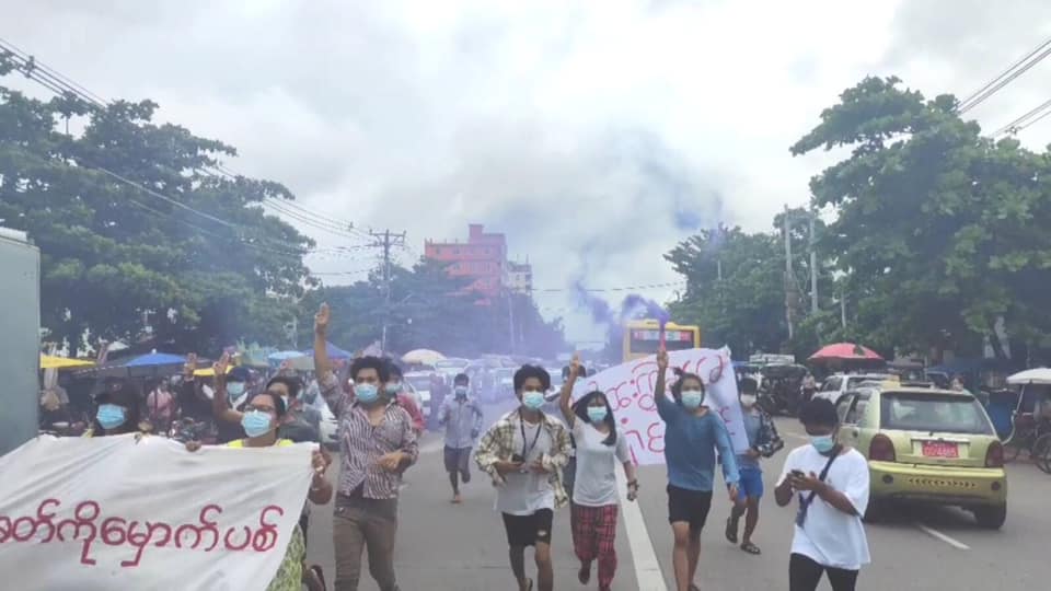 Myanmar_Now_Eng's tweet photo. Flash protest in Yangon today (Jun 23) against Myanmar's military dictatorship.

Photos: CJ

#WhatsHappeninglnMyanmar https://t.co/ibe7qoEbEV
