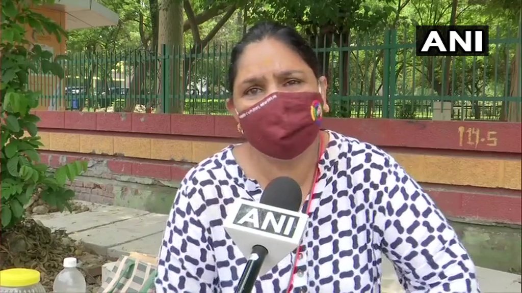 ndtv's tweet photo. #Uttarakhand: Para-shooter Dilraj Kaur is forced to sell snacks near a park in Dehradun to make ends meet. 

"I started shooting in 2004 and won 28 gold, 8 silver and 3 bronze medals on the national level. I have also participated in international games," she said (ANI) https://t.co/lRWvQfDC7l