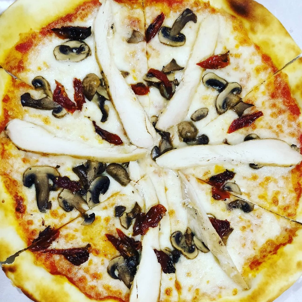 While I'm a Margherita fanboy, this  wood-fired pizza from @themadraspizzeria with chicken mushrooms and sun dried tomatoes was killer. 30 sec on the microwave and this light and amazing pizza was perfect for a Sunday! A delivery only brand available via Zomato and Swiggy

#…