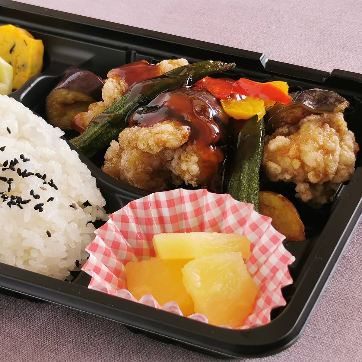 gakusei0101's tweet photo. 本日のお弁当「鶏肉黒酢あんかけ」をフリーカメラマン内村友造氏がとてもおいしそうに撮影してくださいました！ちなみにこの写真はスマホで撮影したものです。プロの凄さ、、、 https://t.co/Jyd4nY7CCF