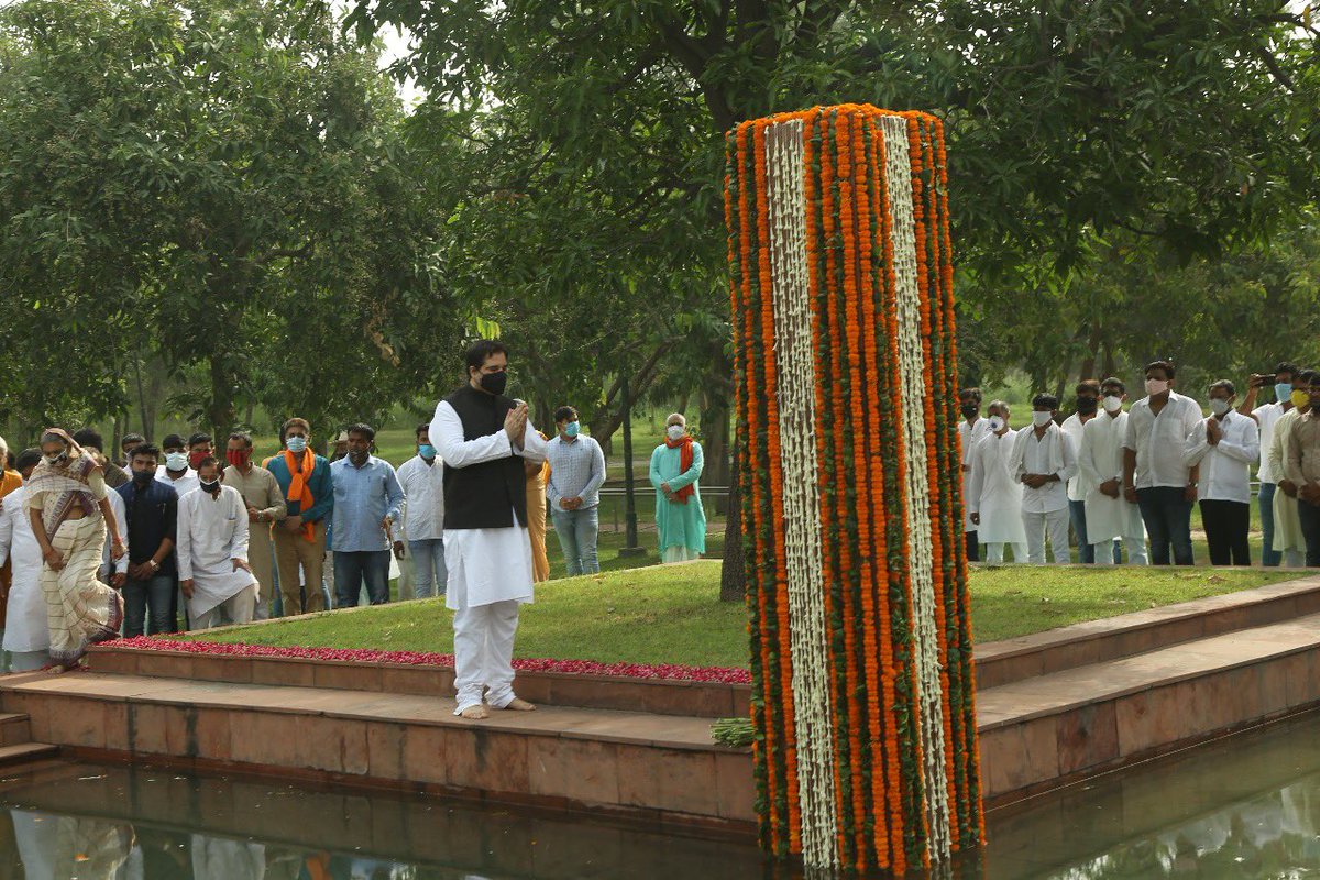 varungandhi80's tweet photo. At Shanti Vana to pay respects to my father Late Shri Sanjay Gandhi, on his 41st death anniversary. https://t.co/gOlEfT9P8x