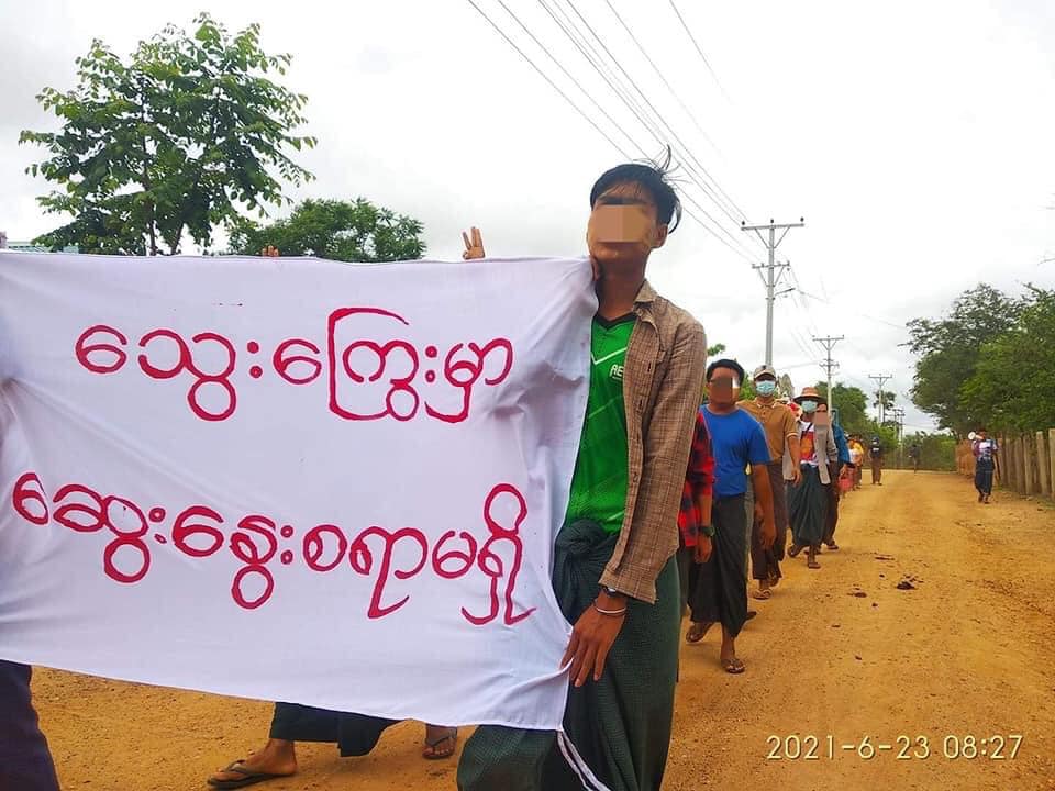 IrrawaddyNews's tweet photo. Educators and locals in #Myaing Township, #Magwe Region held a protest march against the military regime on Wednesday. (Photo: BEGSC-Myaing) 

#WhatsHappeningInMyanmar https://t.co/QjEctOdpjH