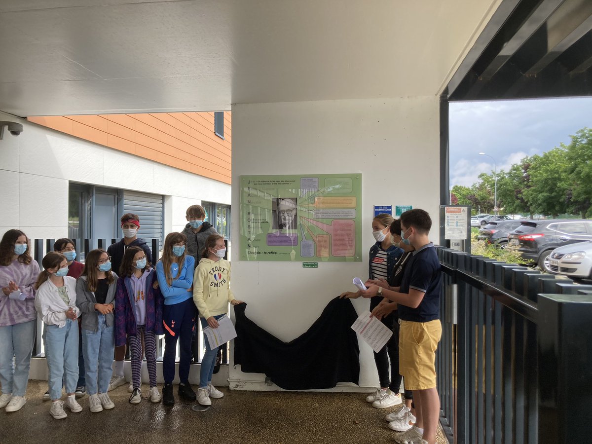 RostandClg's tweet photo. Bravo aux élèves qui ont réalisé une plaque de présentation de Jean ROSTAND qui a donné son nom au collège. La devise du collège y est affichée : Decipis : te refice : tu te trompes : relève-toi ! 🙏 un encouragement à la persévérance ! @DSDEN86 @acpoitiers https://t.co/G8loelagG4