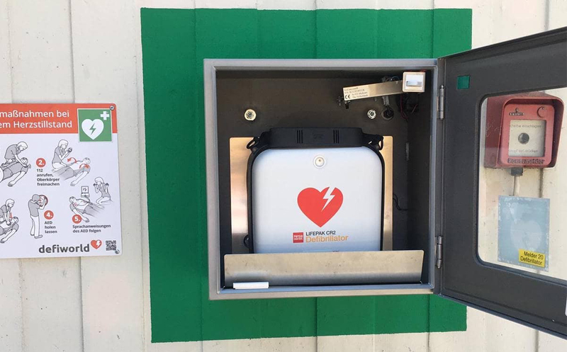 Ein öffentlich zugänglicher Defibrillator befindet einsatzbereit am Ortszentrum in #Oerlenbach. Das Gerät wurde durch Spenden ortsansässiger Verbände finanziert. Mehr lesen: defiworld.de/news

#lifepak #heartsafe #herzsicher #aed #defibrillator #jugendfeuerwehr #feuerwehr