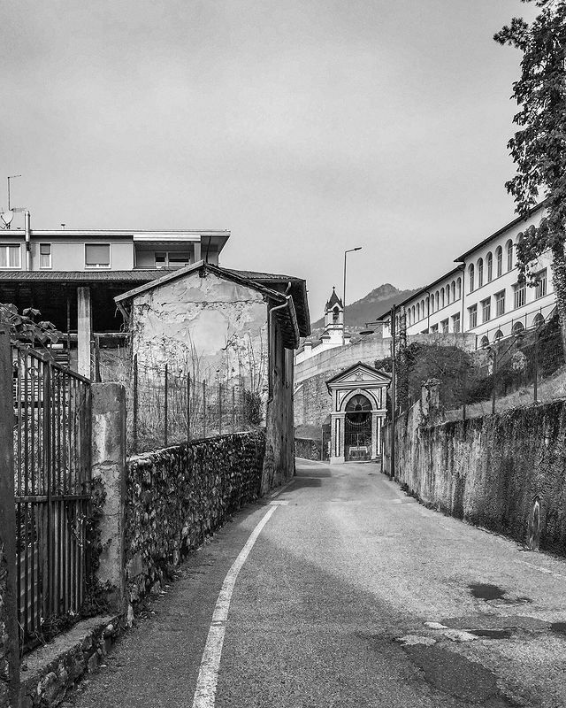 bergamowalls's tweet photo. Ciao a tutti!
Sono @fabriziocarrara.ph, fotoamatore, amante dell'arte e di tutto ciò che è bellezza.
Eccoci qui nel nostro spazio settimanale dal titolo #ricominciodallamiacittà

Via Selvino.
Era un antico tracciato di collegamento che dal centro stori… https://t.co/JdJ0Z9FbY2 https://t.co/xlw6UDEs4a