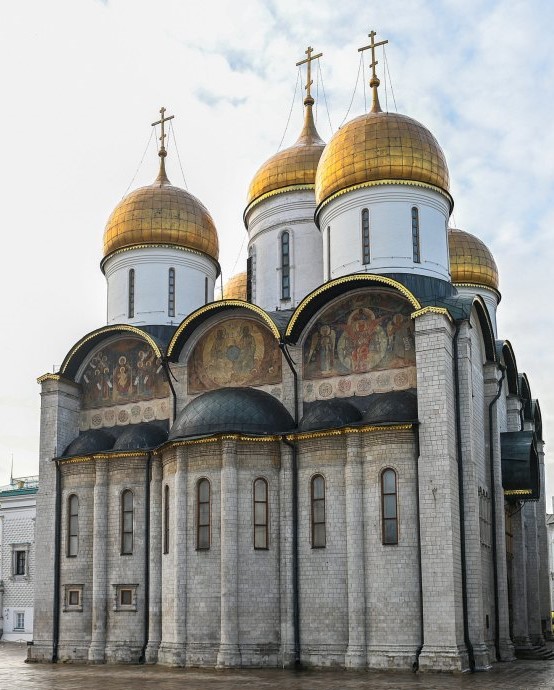 OlgaRGulina's tweet photo. The Cathedral of the Dormition on the north side of the Moscow Kremlin in Russia plays an important role in Russian history. The Cathedral was constructed by Bologna-born architect and engineer Aristotele Fioravanti, who came to Russia in the 15th century. #5dayschallenge https://t.co/r0T71ZXJCs