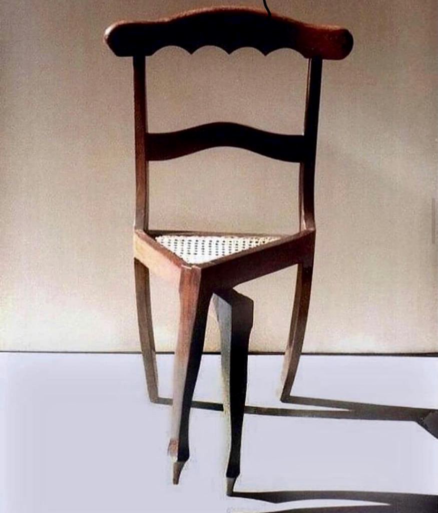 Сломанный стул. Необычные стулья. Табуретка с дыркой. Сломанный стул. Непонятная табуретка.