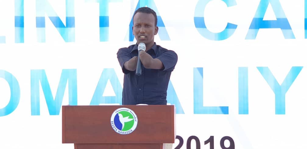 Abdirizaq Ahmed koston ja vihan perinteistä: ”Somalian klaanijärjestelmä hidastaa rauhankehitystä. Haluan toimia sen eteen, etteivät nuoret peri tätä kulttuuria.” Ahmedin tarina on osa ulkoministeriön rauhaa edistävää viestintähanketta Somaliassa 🇸🇴 #cafis
um.fi/ajankohtaista/…