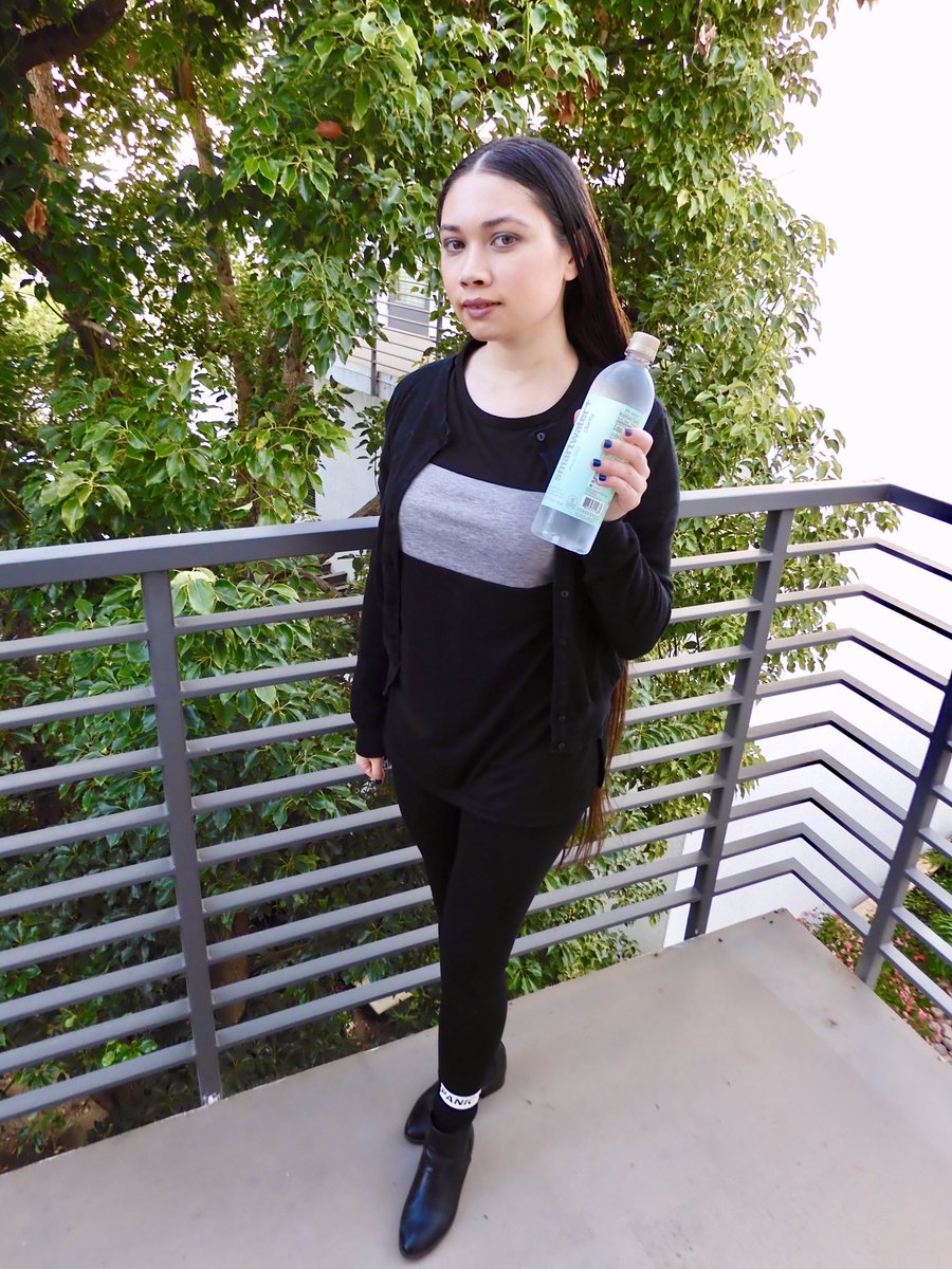 Queenie4ever's tweet photo. The Smartwater+ Ginseng Green Tea is actually water but it definitely tastes like you’re drinking a tea! sponsored #sponsored #smartwaterplus #yum #refreshing https://t.co/sr2R1tKv8T https://t.co/iHT97wVWlZ