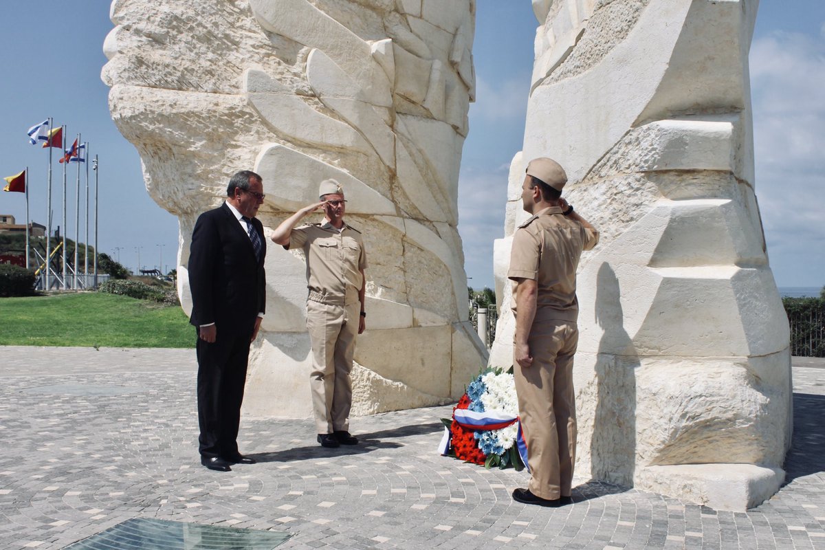 israel_mid_ru's tweet photo. On June 2️⃣2️⃣, on 🕯 #DayOfRemembranceAndSorrow H.E.Ambassador of 🇷🇺 #Russia Anatoly Viktorov took part in a wreath-laying ceremony at the Monument to the victory of the Red Army over Nazi Germany in Netanya. #GPW80 #RememberJune22 #OurCauseIsJust https://t.co/NTZfFXWNoN