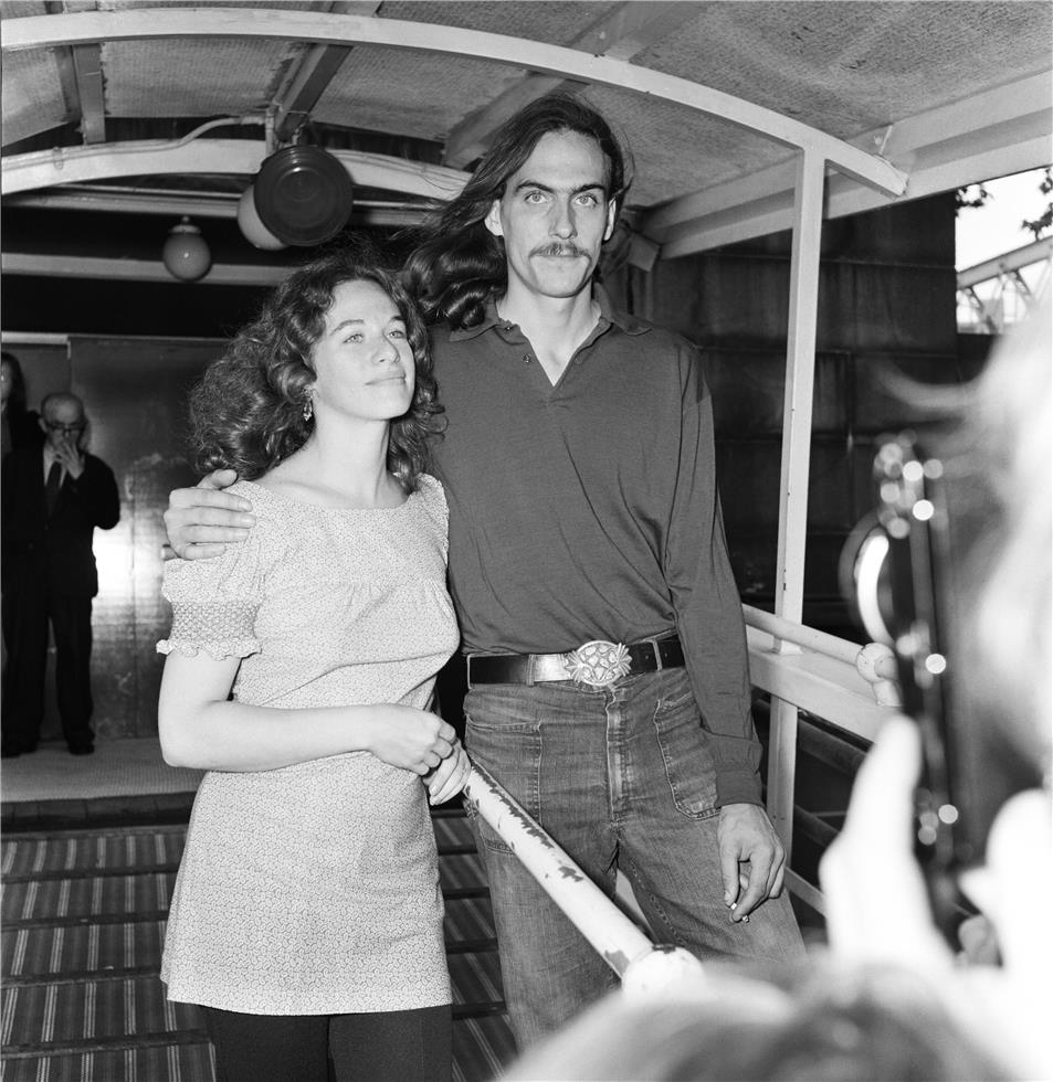 Carole King and James Taylor at The Hispaniola Restaurant on Victoria Embankment, August 7, 1971.  Photo - Arthur Sidey