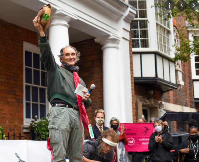 SebastianSandys's tweet photo. Delighted that Sir Mark Rylance and others have a letter in @thetimes today calling on the trustees of @Sadlers_Wells to meet the demands of @XRIslington & @money_rebellion to end their relationship with @Barclays
#filthybankers #itskillingus
Photo:Anarchist Federation https://t.co/9omOoyFnN1