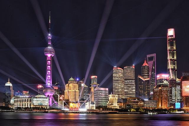 SpokespersonCHN's tweet image. Huangpu River Light Show lit up the sky of the #Bund in celebration of the 100th anniversary of the founding of the #CommunistPartyofChina.