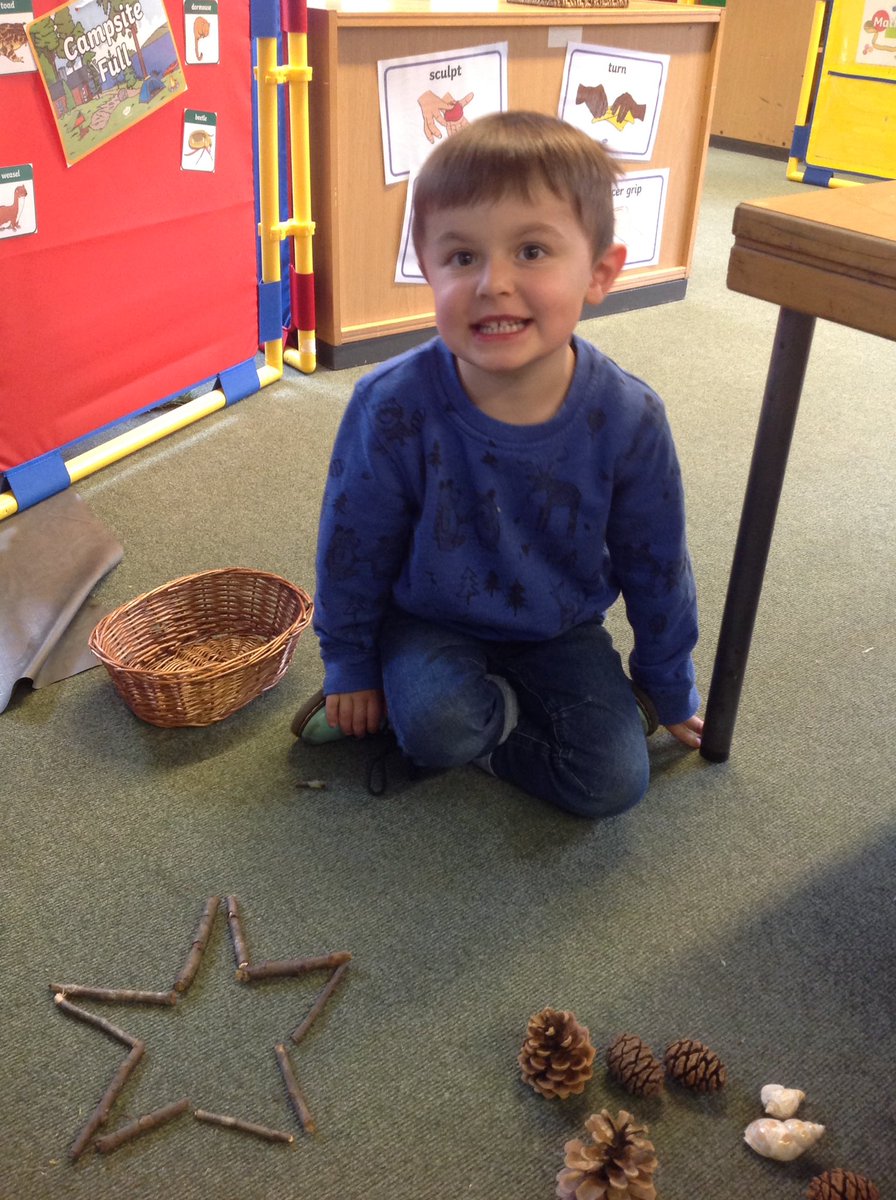 Take a look at the shapes Hedgehogs made with natural materials! We spoke about sides and corners and used vocabulary like 'curved' and 'straight'. We also tried making the first letter of our name! 🔵🔶🔺💚