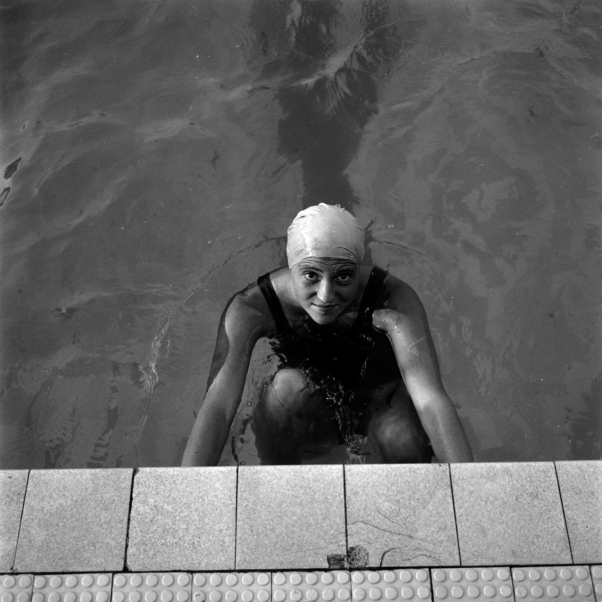 ToulouseArchive's tweet photo. #MercrediVIP🐬
Aujourd'hui, en cette #JournéeOlympiqueMondiale🏅, zoom sur #FrançoiseBorie, nageuse🏊♀️ des #DauphinsDuTOEC, qui participa aux JO de #Tokyo🇯🇵 en 1964. Photographiée piscine Castex + chez elle, avec ses sœurs, par #AndréCros📸.
▶️En savoir + : https://t.co/LaTKJX4wGy https://t.co/QI53xzXXl2