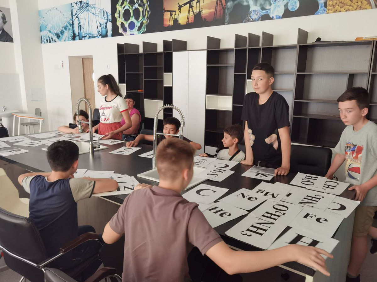 Наступило долгожданное лето- время тепла, радости и множества положительных эмоций в летнем школьном лагере! Педагогами ЦДО были организованы мастер классы по изготовлению деревянной лопаточки, сборке робота,занятия по геологии, опыты, интересные конкурсы, танцы и спортивные игры