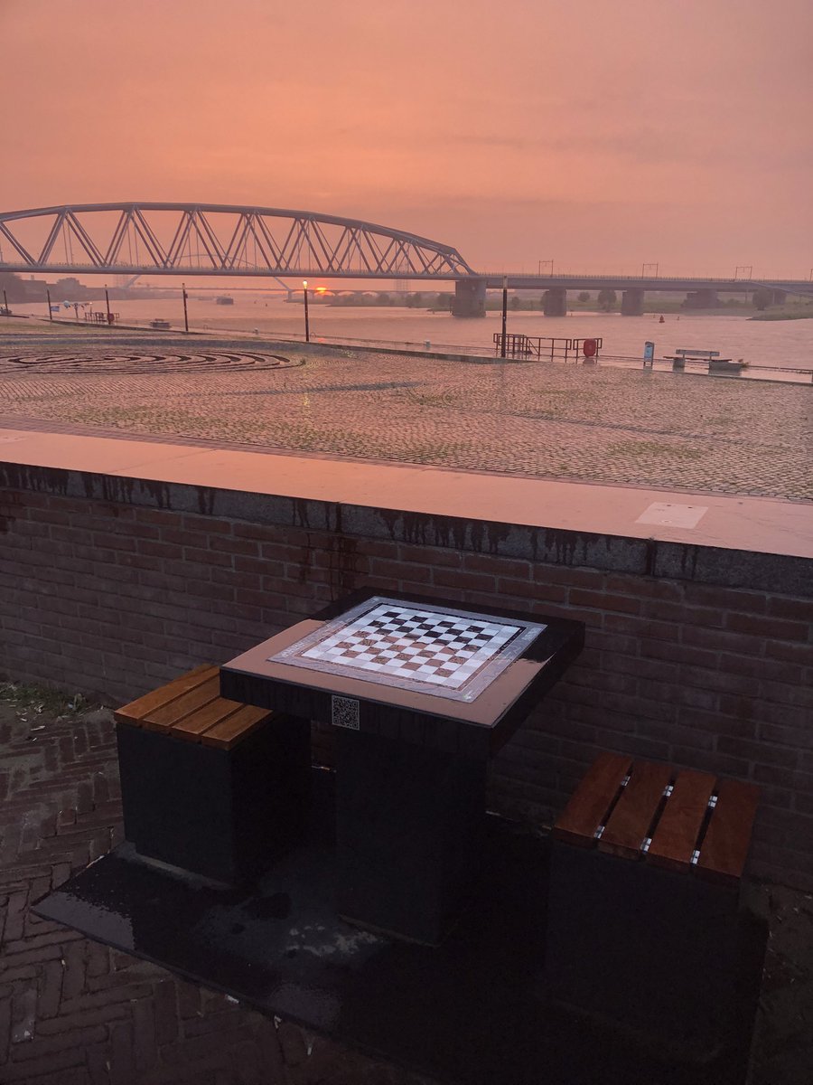 StartUpNijm's tweet photo. Wat een tof initiatief van @stee_julian #schaaktafels met prachtig uitzicht. Een geweldig cadeau aan de binnenstad. #oldcityyoungvibe https://t.co/gUtzK2VZn0