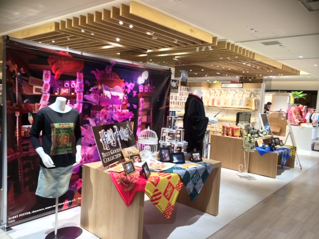 hp_bgc's tweet image. ウィザコレの歴史その2！
ポタコレ時代では横浜や名古屋、博多にもお邪魔しました！
ハリーたちの可動式フィギュアもありましたね！懐かしい…
#ポタコレ
#ウィザコレ