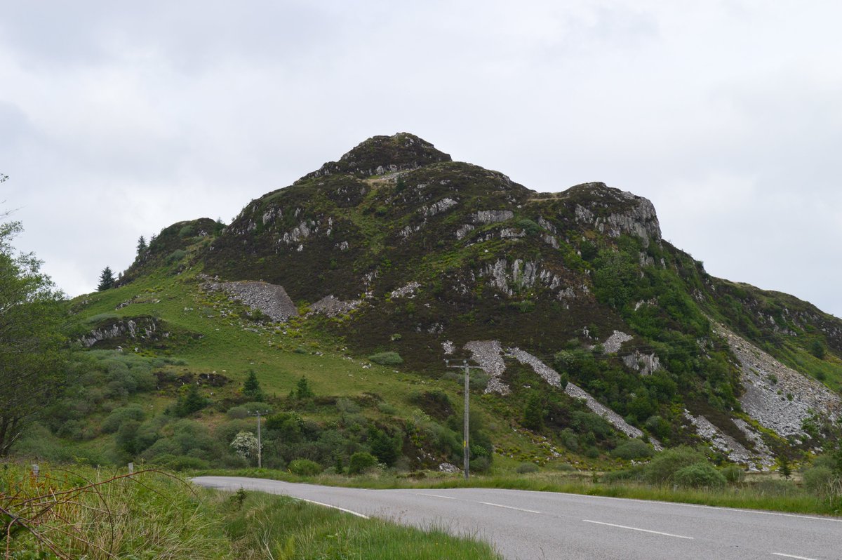 HinckleyZachary's tweet image. Got out to Argyll last week for some drone survey and one of the more striking sites was Dun Chonallaich. Large sections of walling still survive as well as some more modern structures. An early medieval gaming board was found amongst the scree in the 1980s #HillfortsWednesday