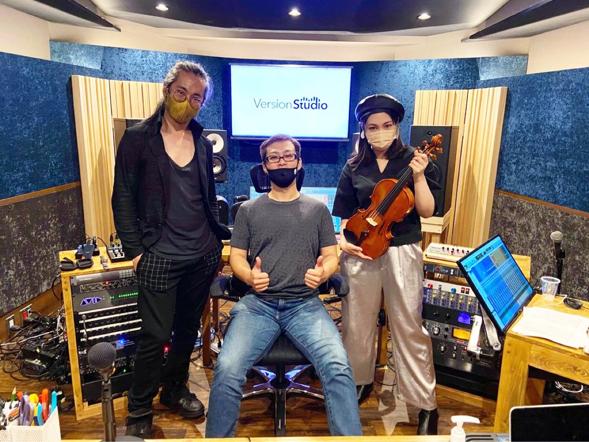 kazuhatakahashi's tweet image. 本日カルテット重ね録りでした。ありがとうございました！
1st-vaが私でチェロはうっちーさんに来て頂きました。
良いテイクが取れました！🎻
完成を楽しみにしています。
2枚目はポーズが何かツボに入ったの図
#VersionStudio