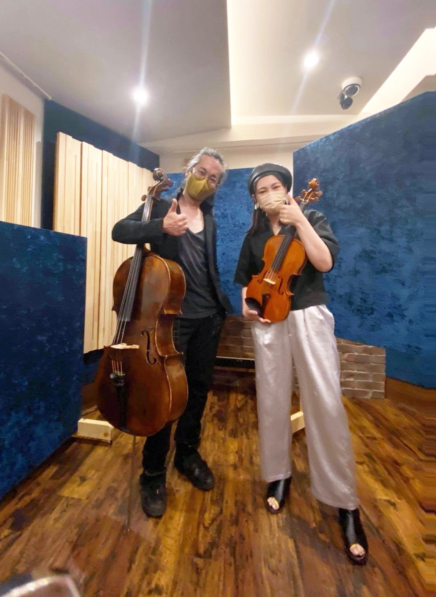 kazuhatakahashi's tweet image. 本日カルテット重ね録りでした。ありがとうございました！
1st-vaが私でチェロはうっちーさんに来て頂きました。
良いテイクが取れました！🎻
完成を楽しみにしています。
2枚目はポーズが何かツボに入ったの図
#VersionStudio
