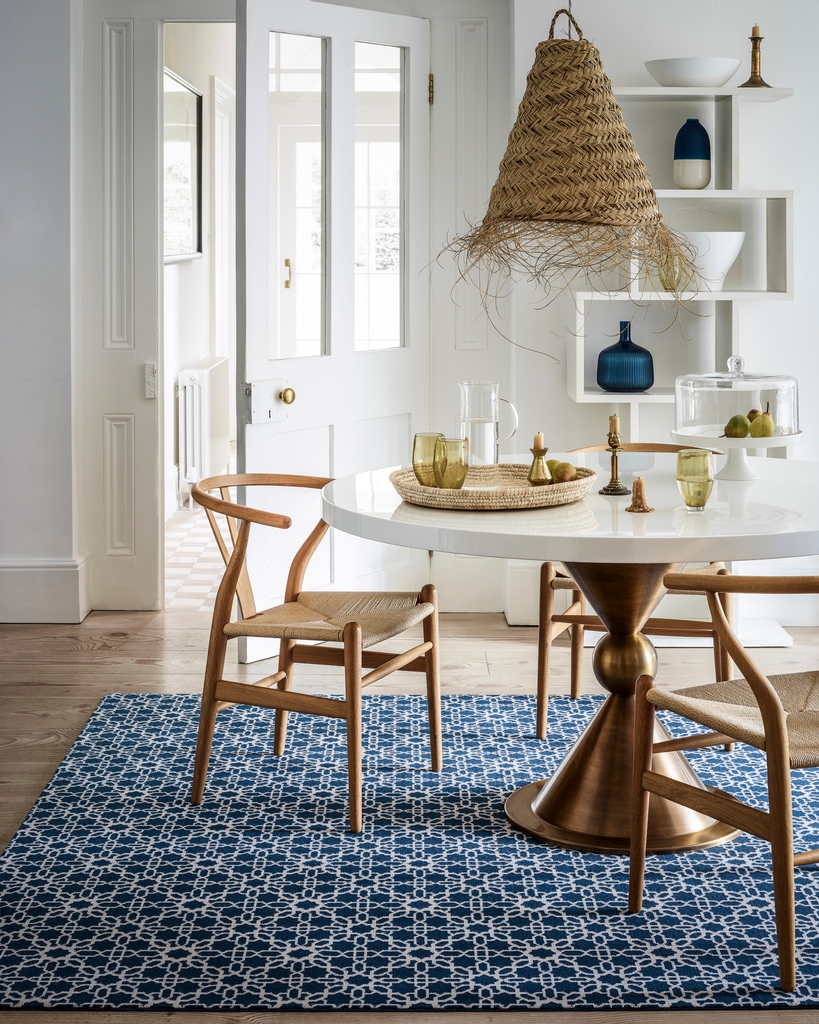 DanDuchars's tweet photo. Shot for grosvenorwilton_uk
Styled by @sallydenningstylist
commissioned by @prfirstlondon

.
.
#madeinengland #heritagebrand #wiltoncarpets #woolcarpet #interiorstyle #interiorinspiration #rugsofinstagram #diningroom #diningspace #blue https://t.co/4aCY4lTmEv