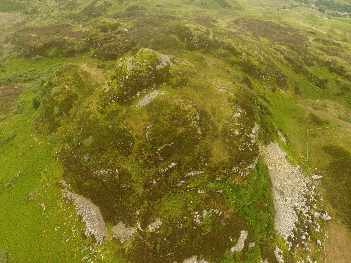 HinckleyZachary's tweet image. Got out to Argyll last week for some drone survey and one of the more striking sites was Dun Chonallaich. Large sections of walling still survive as well as some more modern structures. An early medieval gaming board was found amongst the scree in the 1980s #HillfortsWednesday