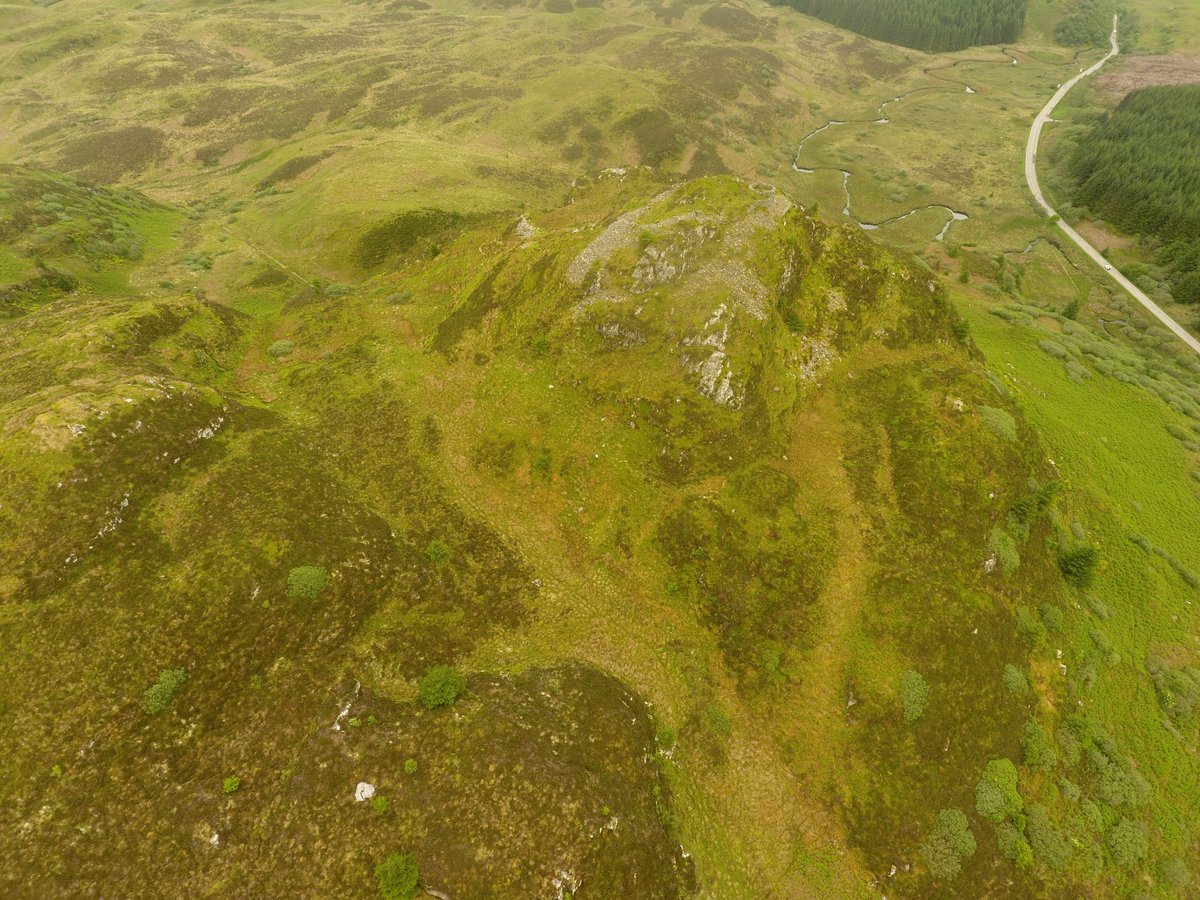 HinckleyZachary's tweet image. Got out to Argyll last week for some drone survey and one of the more striking sites was Dun Chonallaich. Large sections of walling still survive as well as some more modern structures. An early medieval gaming board was found amongst the scree in the 1980s #HillfortsWednesday