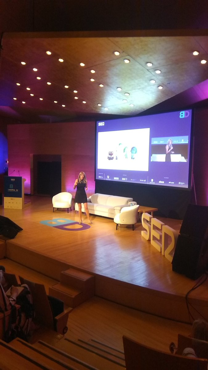 RadioZaragoza's tweet image. Emocionante ponencia de @MAPdeZabalza iniciando el @BrandingDaySER hablando de la importancia de las emociones para tu marca y cómo afecta el marketing emocional al branding #BrandingDaySer
